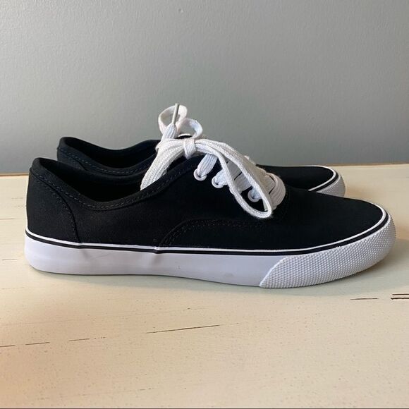 A new day black and white sneakers - Picture 2 of 7